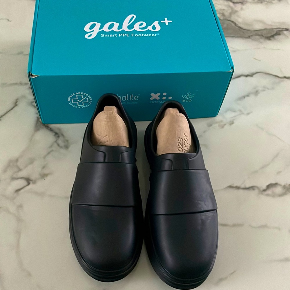 Brand new Gales Frontline Nurse Shoes!!
